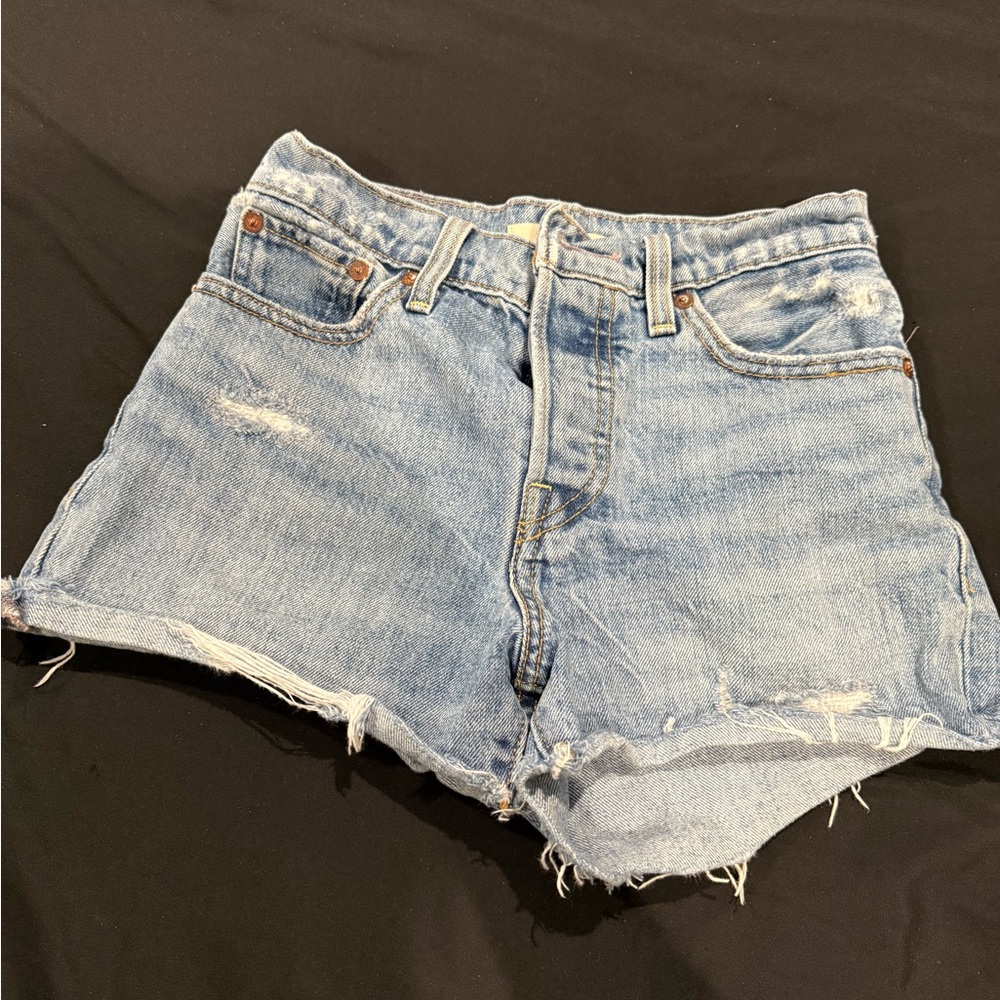 Classic High Rise Levi’s Women's Shorts, size 24. Fits small. Like new.